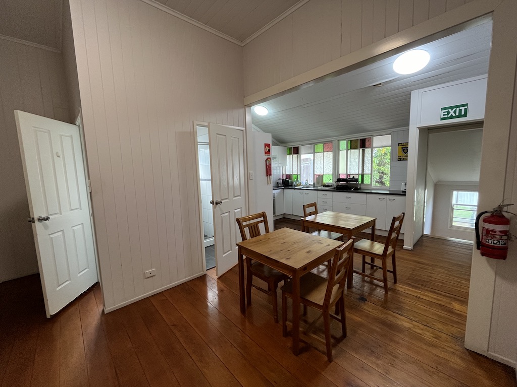 nice air-con’d rooms Nr Auchenflower station.